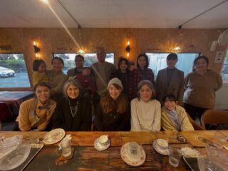 ...
念願の移住無尽会を開催しました✨
場所は境川のマルサマルシェさんの庭Cafe03
@marusamarche.fruitsand 

わらしべやで引越しいただいた方とも再会でき、今の暮らしの近況なども聞けてとても楽しい会になりました.

みなさん移住してきて山梨暮らしを満喫されていました☺️

私たちも改めて山梨にこれて、だんだんと知り合いも増えて、輪が人がってゆくのがとても幸せです。
今後ともよろしくお願いいたします！

—
＼山梨へ移住したい方向けの移住プランあります⛰️／

・住居やお仕事の関係で、一気にお引越しが難しい
・自分が先に引越し、環境が整ってから家族を呼びたい

そんな方へ、複数回に分けたお引越しが可能な「移住サポートプラン」です。
最大3回、まるまる2~3回分のお引越しにかかる手間もお金も軽減できます🙌

山梨へ移住する方限定です。
お気軽にフリーダイヤルからお問い合わせください。

—
山梨近郊のお引越しはわらしべやまで👶移住の方も大歓迎です！

👉@warashibeya_yamanashi
📞フリーダイヤル　0120-987-621

#笛吹市 #山梨移住 #移住交流会 #地方移住 #わらしべや #ローカルライフ  #ふえふき暮らし #わらしべや